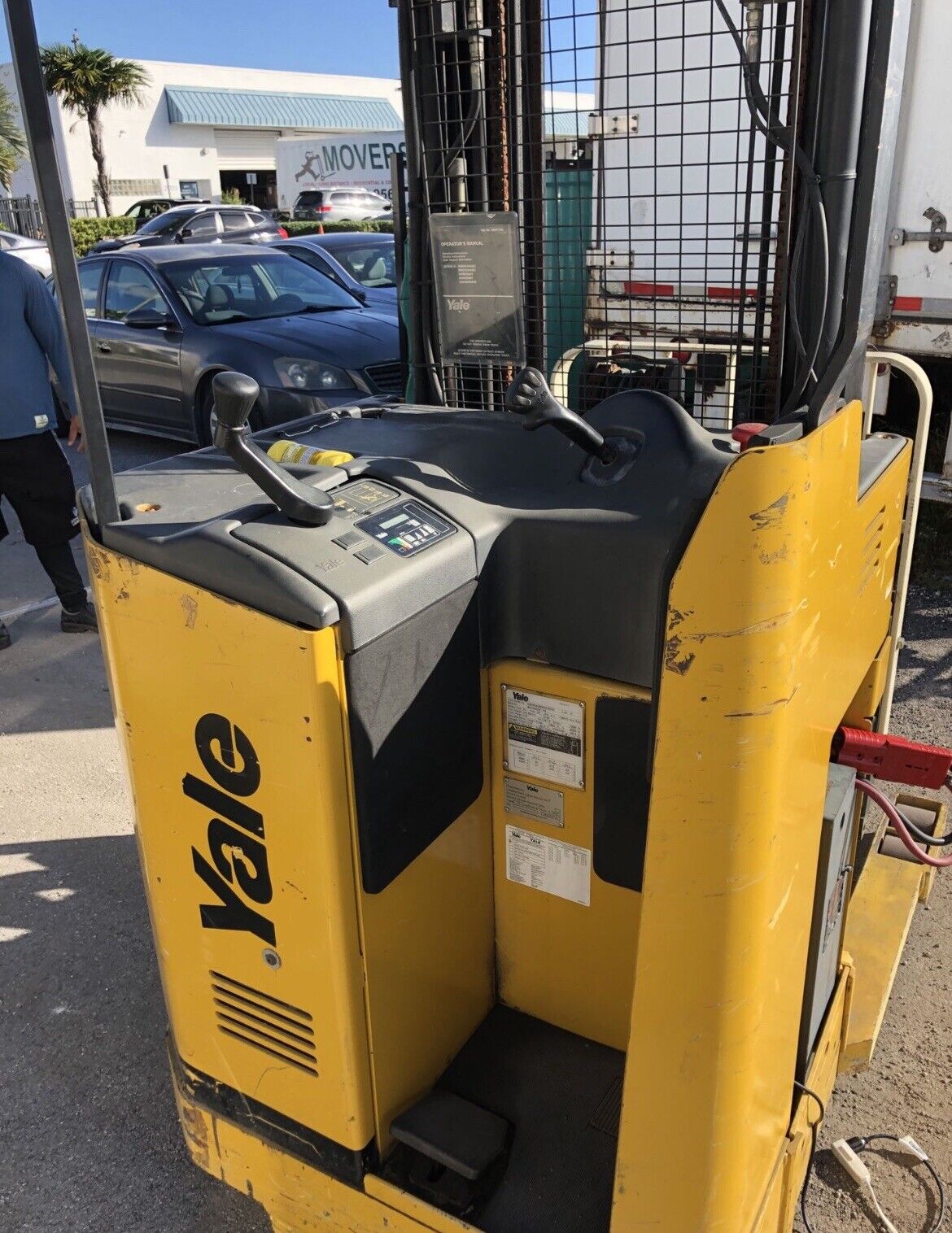 YALE  REACH TRUCK 4000LB CAPACITY 212" LIFT W/BATTERY&CHARGER 42" FORKS 95" TALL